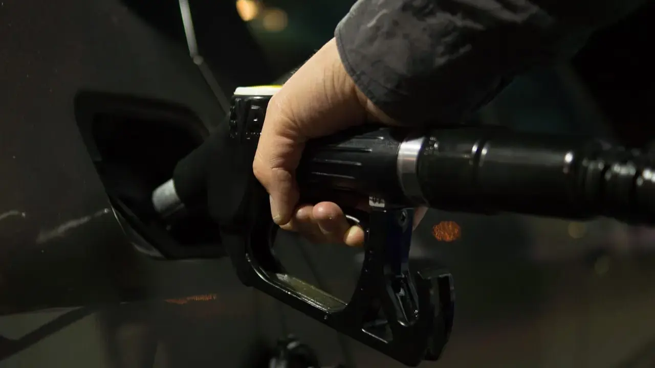 Emisja CO2: Samolot czy samochód? Zaskakujące fakty!