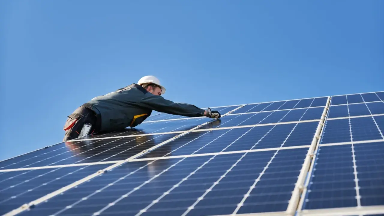 Instalator montuje panele fotowoltaiczne. Nowa ustawa o OZE jakie czekają nas zmiany w energetyce odnawialnej.