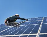 Instalator montuje panele fotowoltaiczne. Nowa ustawa o OZE jakie czekają nas zmiany w energetyce odnawialnej.