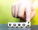 Dłoń przesuwa kostkę z cyfrą 7, tworząc napis "EURO 6", symbolizujący nowe normy emisji spalin.