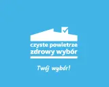 Biały zarys domu z zaznaczonym dachem symbolizuje program czyste powietrze. Pod nim napis "czyste powietrze zdrowy wybór. Twój wybór!".
