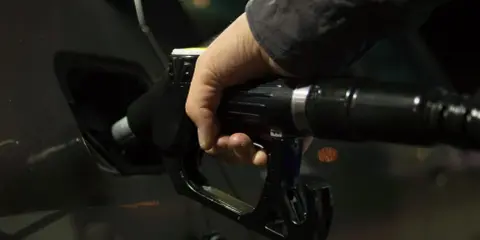 Emisja CO2: Samolot czy samochód? Zaskakujące fakty!