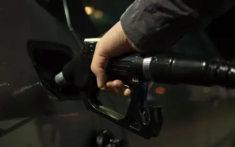 Emisja CO2: Samolot czy samochód? Zaskakujące fakty!
