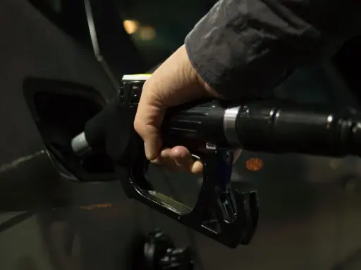 Emisja CO2: Samolot czy samochód? Zaskakujące fakty!