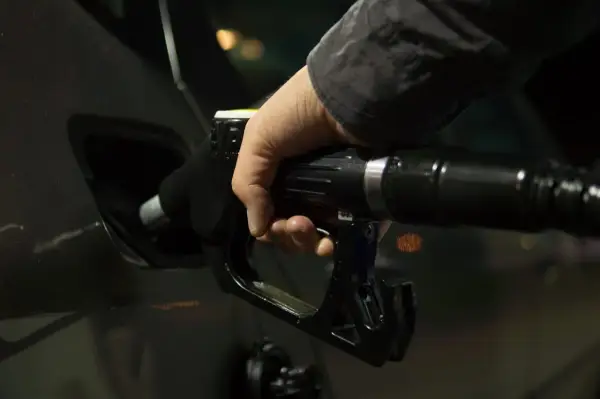 Emisja CO2: Samolot czy samochód? Zaskakujące fakty!